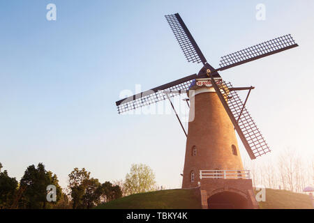 In der untergehenden Sonne, der holländische Windmühle in Nanjing Green Expo Park Stockfoto