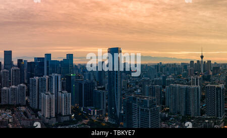 Bei Sonnenaufgang in der Stadt Chengdu, der Hintergrund der städtischen Bereich ist die Berge im Westen. Es gibt berühmte Verse beschreiben die Landschaft das Fenster der Schnee der West Ridge enthält. Stockfoto