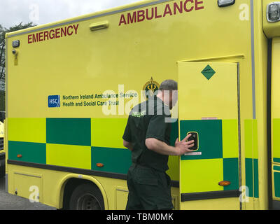 Ein Sanitäter mit einem Krankenwagen aus dem Nordirland Ambulance Service. Jedes Jahr mehr als 400 Sanitäter in Nordirland angegriffen werden, kann es aufgedeckt werden. Stockfoto