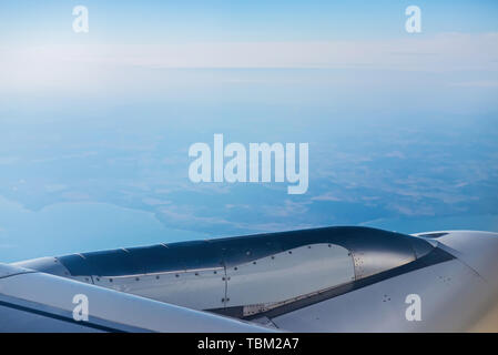 Blick auf die Berge von einem Flugzeug Fenster. Stockfoto