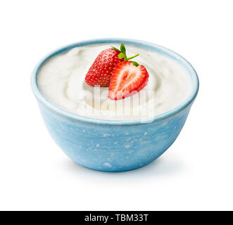 Blaue Schale Joghurt mit frischen Schöne Erdbeeren auf weißem Hintergrund. Halbe und ganze Erdbeere Licht auf frischen Joghurt. Stockfoto