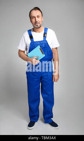 Portrait von Stattlichen reife Arbeitnehmer auf grauem Hintergrund Stockfoto