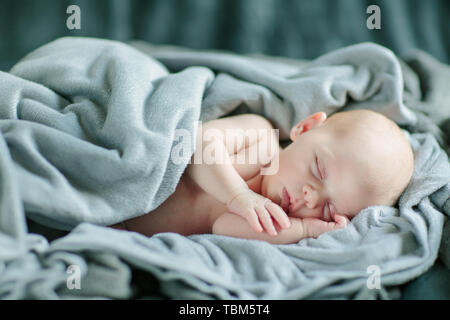 Porträt eines Neugeborenen 12 Tage altes Baby Boy Stockfoto