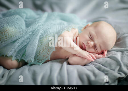 Porträt eines Neugeborenen 12 Tage altes Baby Boy Stockfoto