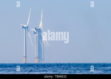 Rapunzeln Windpark in der Diesigen Morgen Sonne am Sonntag, den 2. Juni 2019, fotografiert von Worthing Beach, Worthing. Rapunzeln ist ein Offshore-windpark, über 8 Meilen von der Küste, Entwicklung von E.ON, an der Küste von Sussex in Großbritannien. Der Windpark mit einer Kapazität von 400 MW. Der Windpark wurde im April 2018 in Betrieb genommen. Bild von Julie Edwards. Stockfoto