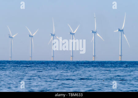 Rapunzeln Windpark in der Diesigen Morgen Sonne am Sonntag, den 2. Juni 2019, fotografiert von Worthing Beach, Worthing. Rapunzeln ist ein Offshore-windpark, über 8 Meilen von der Küste, Entwicklung von E.ON, an der Küste von Sussex in Großbritannien. Der Windpark mit einer Kapazität von 400 MW. Der Windpark wurde im April 2018 in Betrieb genommen. Bild von Julie Edwards Stockfoto