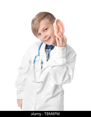 Porträt der Kleine Doktor mit EAR-Modell auf weißem Hintergrund Stockfoto