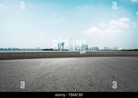 Leere Straße mit stadtbild der modernen Stadt Stockfoto