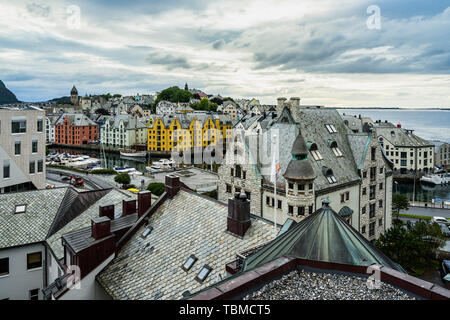 Alesund typischen Jugendstil Gebäude sind mit Türmen, Türmchen und bunten Ornamenten verziert. Alesund, Mehr og Romsdal, Norwegen Stockfoto