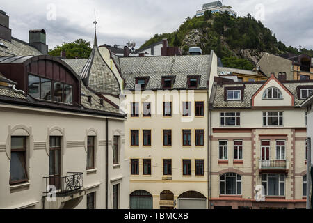 Typische Alesund Art Nouveau Gebäude und Berg Aksla hoch in den Hintergrund, Mehr og Romsdal, Norwegen Stockfoto