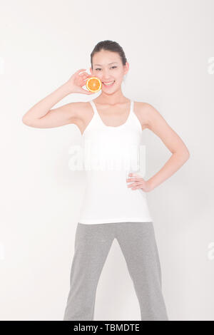 Eine Frau Gesund essen mit Obst und Saft Stockfoto