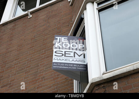 Reklametafeln Haus für Verkauf von SEM Makelaars in Amsterdam Die Niederlande 2019 Stockfoto