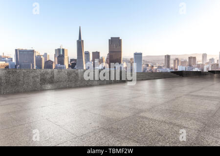 Leere Marmorboden mit cityscap und Skyline von San Francisco Stockfoto