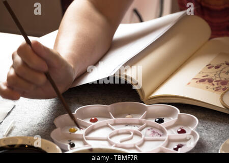 Chinesische Kalligraphie Tools auf Tisch Stockfoto