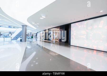 Leeren Flur mit einem riesigen Reklametafeln und abstrakte Decke im Modus Stockfoto