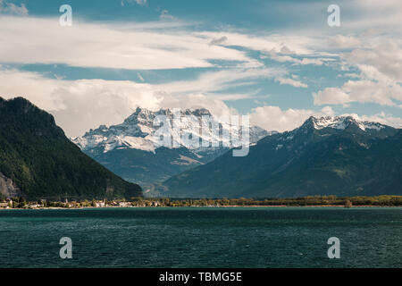 Dramatische abend Wolken über die schneebedeckten Berge des Cime de l'Est", Haute Cime und Mont Ruan hinter den Genfer See in der Schweiz Stockfoto