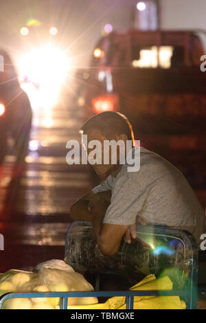 Am Großhandelsmarkt der Bauern 3 gefilmt: 00 Uhr in der Früh. Das Leben ist nie einfach. Stockfoto