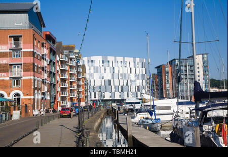 Moderne Universität Gebäude in der Mitte der Uferpromenade Stadtumbau, Hafenbecken, Ipswich, Suffolk, England, Großbritannien Stockfoto