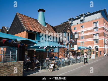 Umgebauten Lagerhallen Isaac Herr Pub und Salthouse Harbour Hotel, Wet Dock waterfront Redevelopment, Ipswich, Suffolk, England, Großbritannien Stockfoto