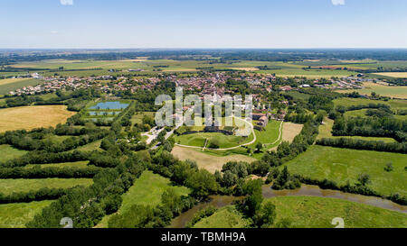 Luftaufnahme der Abtei von Maillezais im Sumpf Poitevin, Frankreich Stockfoto