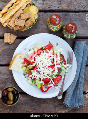 Pflanzliche Bulgarischen shopska Salat. Holz- Hintergrund. Ansicht von oben Stockfoto