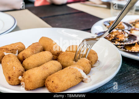 Schüssel, croquetas. Spanische Tapa für Vorspeise Stockfoto