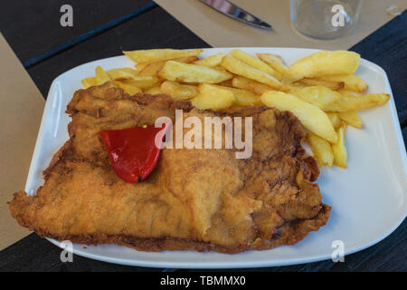 Cachopo, Paprika und gebratenen Kartoffeln Stockfoto