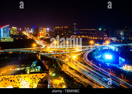 Viadukt unter den modernen Wolkenkratzer mit Menschen bei Nacht Stockfoto