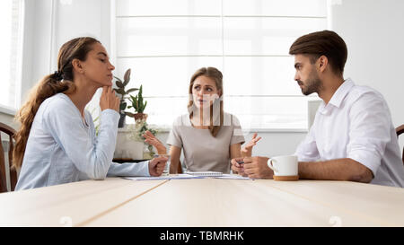 Wütend, wütend, weibliche Boss schelte Mitarbeiter für schlechte Arbeit Stockfoto