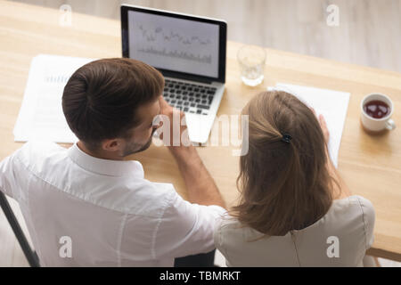 Ansicht von oben Business Office Arbeitnehmer sprechen vor Laptop Stockfoto