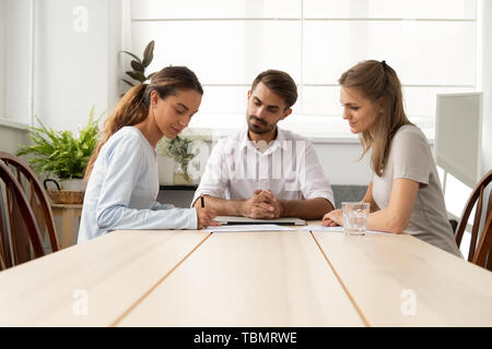 Junge weibliche Client oder vakanz Kandidat die Unterschrift auf dem Vertrag Stockfoto