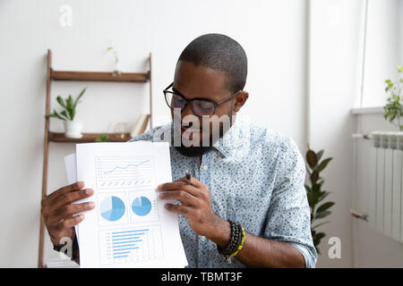 Lächelnd African American Executive Managers, Präsentation, Verkaufscharts Stockfoto