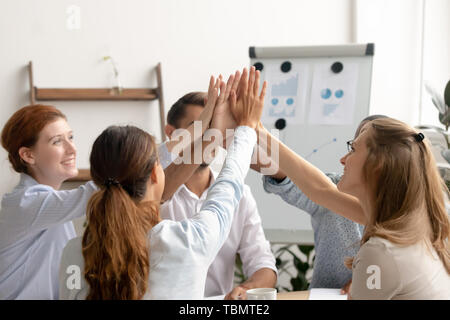 Glücklich motiviert Business Team High Five geben nach erfolgreicher Teamarbeit Stockfoto