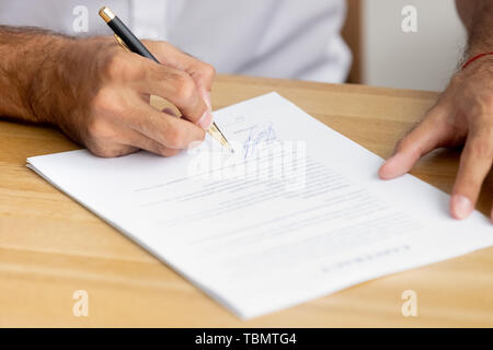 Nahaufnahme der kaukasischen männliche Hände halten pen Singen business Papier Stockfoto