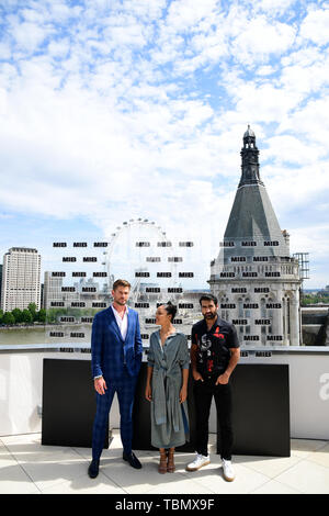 (Von links nach rechts) Chris Hemsworth, Tessa Thompson und Kumail Nanjiani, während die Männer in Schwarz: Internationale Photocall im Corinthia Hotel, London statt. Stockfoto