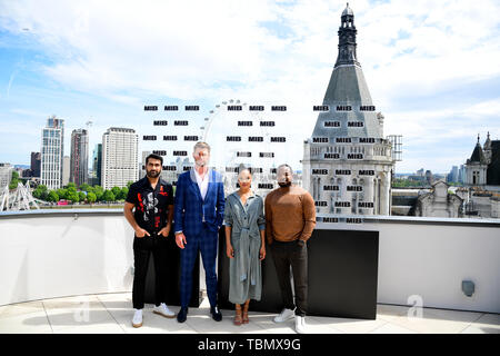 (Von links nach rechts) Kumail Nanjiani, Chris Hemsworth, Tessa Thompson und F. Gary Gray während die Männer in Schwarz: Internationale Photocall im Corinthia Hotel, London statt. Stockfoto