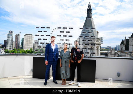 (Von links nach rechts) Chris Hemsworth, Tessa Thompson und Kumail Nanjiani, während die Männer in Schwarz: Internationale Photocall im Corinthia Hotel, London statt. Stockfoto