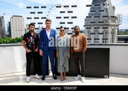 (Von links nach rechts) Kumail Nanjiani, Chris Hemsworth, Tessa Thompson und F. Gary Gray während die Männer in Schwarz: Internationale Photocall im Corinthia Hotel, London statt. Stockfoto