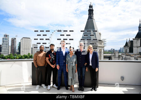 (Von links nach rechts) F. Gary Gray, Kumail Nanjiani, Chris Hemsworth, Tessa Thompson, Walter Parkes und Laurie MacDonald, während die Männer in Schwarz: Internationale Photocall im Corinthia Hotel, London statt. Stockfoto
