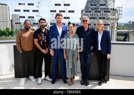 (Von links nach rechts) F. Gary Gray, Kumail Nanjiani, Chris Hemsworth, Tessa Thompson, Walter Parkes und Laurie MacDonald, während die Männer in Schwarz: Internationale Photocall im Corinthia Hotel, London statt. Stockfoto