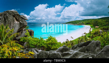 Malerische Panorama-aufnahme von Grand Anse, La Digue Island, Seychellen. Riesige Granitfelsen Bildung, strahlend weißen Sand tropischen Strand mit türkisblauen Stockfoto