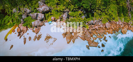 Antenne top Blick auf Granitfelsen und tropischen Strand an der Petite Anse, La Digue, Seychellen Stockfoto