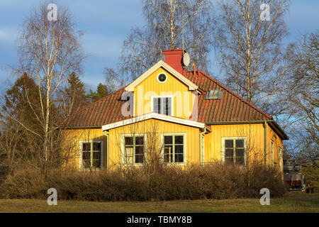 Gelbes Holzhaus in Röskär, Bogesundslandet, bei Vaxholm, Schweden Stockfoto