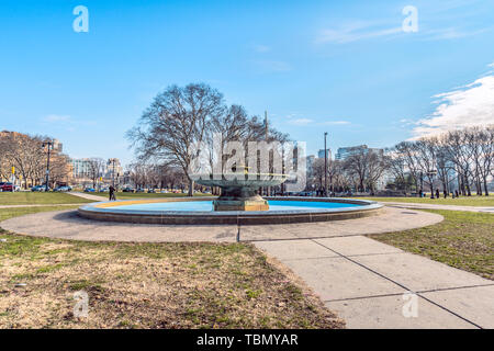 Philadelphia, Pennsylvania, USA - Dezember, 2018 - Schöne Aussicht von Ericsson Brunnen in Eakins Oval, Vor der Philadelphia Art Museum. Stockfoto