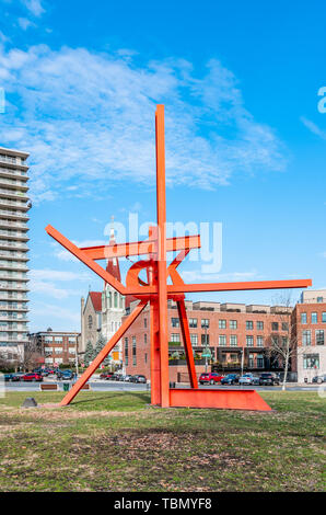 Philadelphia, Pennsylvania, USA - Dezember, 2018 - Irokesen ist eine Skulptur des amerikanischen Künstlers Mark Di Suvero, im Benjamin Franklin Parkway entfernt Stockfoto