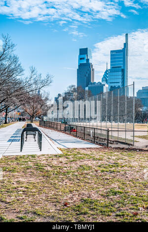 Philadelphia, Pennsylvania, USA - Dezember, 2018 - Schöne Aussicht von Philadelphia Downtown Skyline in der Nähe von Colln Memorial Field. Stockfoto