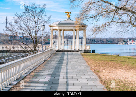 Philadelphia, Pennsylvania, USA - Dezember, 2018 - schöne Blick auf den Pavillon, aus Fairmount Wasserwerk Garten, Philadelphia Art Museum. Stockfoto