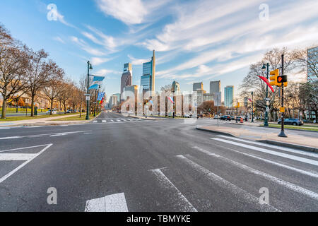Philadelphia, Pennsylvania, USA - Dezember, 2018 - Benjamin Franklin Parkway ist eine malerische Boulevard, der sich durch das kulturelle Herz von"Philadelphi Stockfoto