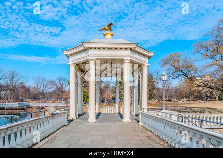 Philadelphia, Pennsylvania, USA - Dezember, 2018 - schöne Blick auf den Pavillon, aus Fairmount Wasserwerk Garten, Philadelphia Art Museum. Stockfoto