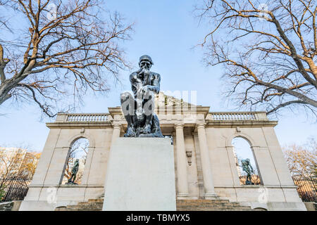 Philadelphia, Pennsylvania, USA - Dezember, 2018 - Der Denker Skulptur am Eingang von Rodin Museum in Philadelphia. Stockfoto